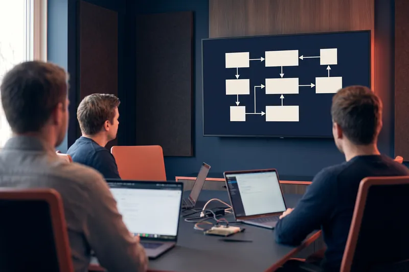 Session de formation devant un schéma d'architecture